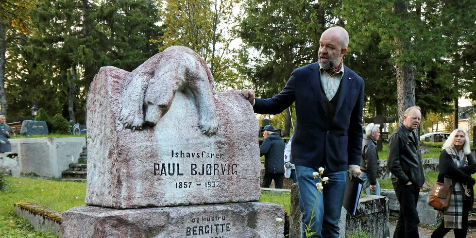 Formidler Per Helge Nylund ved Tromsø Museum på gravvandring på Tromsø Gravlund. Her ved den flotte stenen til Paul Bjørvig.