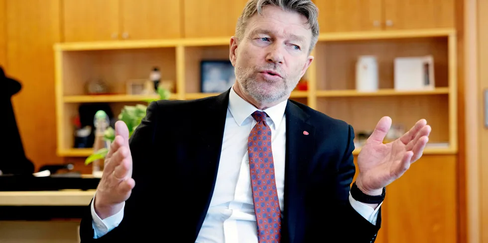 – Det er en organisasjon som prøver å motvirke enhver utvikling innenfor energisystemet, sier energiminister Terje Aasland om Motvind Norge.