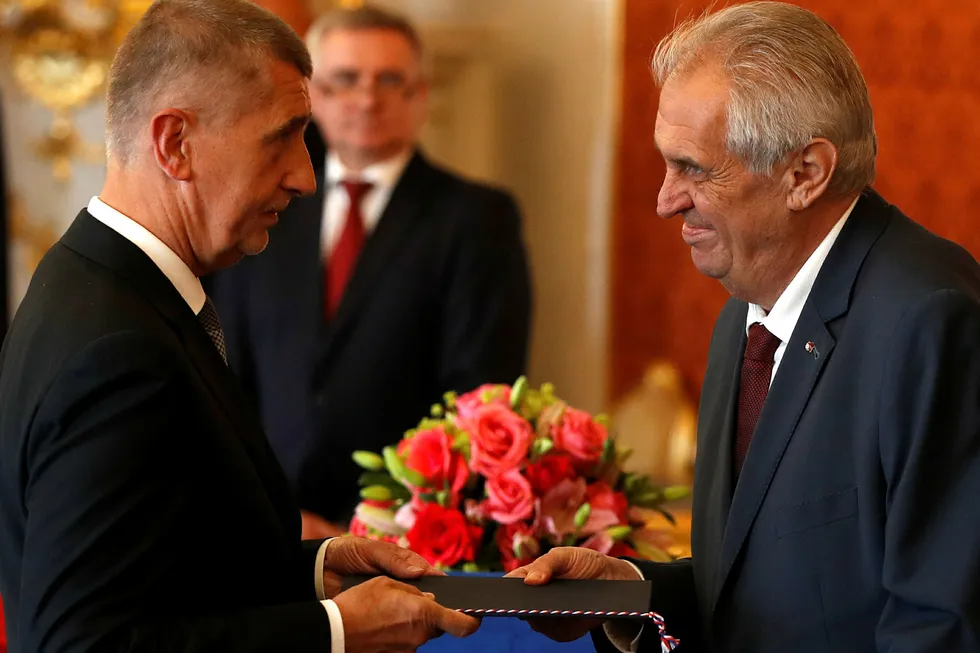 Milliardæren Andrej Babis (t.v.) ble onsdag utnevnt til statsminister av president Milos Zeman. Foto: AP/NTB scanpix