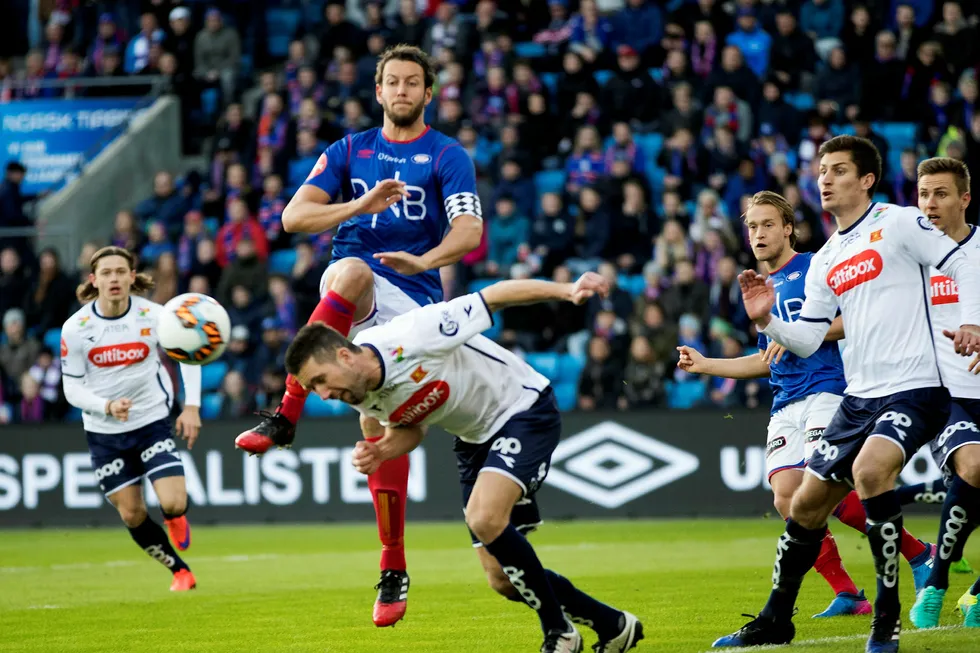 Konflikten mellom Norsk Toppfotball, Discovery og TV 2 ble ytterligere trappet opp etter at Vålerengas Jonatan Tollås Nation (i midten) deltok under TV 2s FotballXtra 2. påskedag. Her i duell med Vikings Steffen Ernemann. Foto: Berit Roald/NTB scanpix