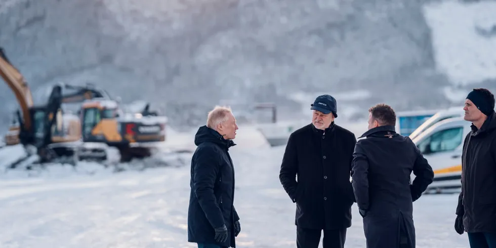 Her er det planen å bygge Norges største oppdrettsanlegg på land. Vannet skal pumpes opp fra sjøen som ligger like ved. Fra venstre, Knut Nesse fra Akva Group, investor Bjørn Apeland, Lars Erik Baustad fra Ecofisk og Erlend Sødal fra Akva Group.