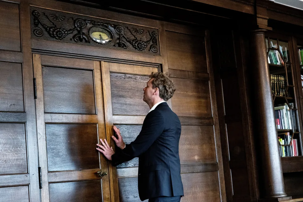 Forsknings- og høyere utdanningsminister, Ola Borten Moe fra Senterpartiet, har brutt regjeringens regler for aksjehandel og habilitet.