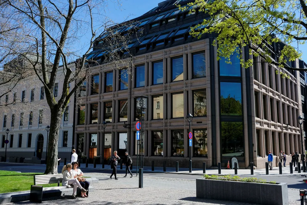 Om SPU skilles fra Norges Bank, kan det kanskje på papiret gi ryddigere linjer. Det norske samfunnet er imidlertid ikke tjent med et pensjonsfond som blir forvaltet langt unna Stortingets kontroll, og som kunstig holdes på en armlengdes avstand fra pengepolitikken og forvaltningen av valutareservene, skriver innleggsforfatteren. Her Norges Bank. Foto: Skjalg Bøhmer Vold
