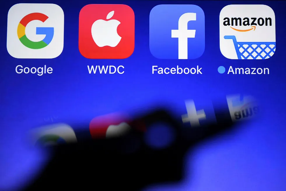 EDiMA, en bransjeorganisasjon som representerer selskaper som Amazon, Apple, Facebook og Google, har hevdet at de nye EU-reglene for opphavsrett vil «ødelegge internett». Torsdag trakk EU-parlamentet i nødbremsen. Foto: Damien Meyer, AFP/NTB Scanpix