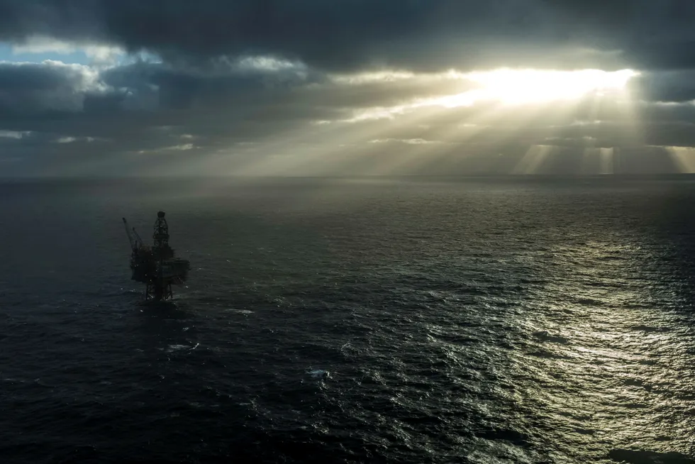 Nye tall for oljeinvesteringene neste år gir begrenset med informasjon om hvordan aktiviteten på sokkelen vil utvikle seg neste år, mener flere økonomer. Bildet er av Ringhorne, som er operert av Point Resources. Foto: Tommy Ellingsen