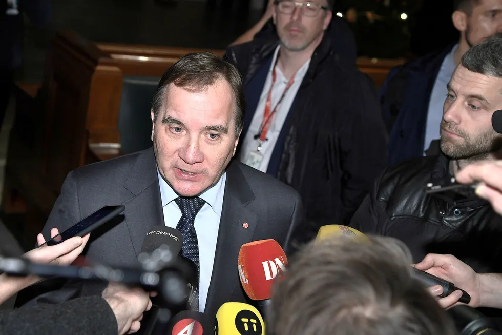 Det fremstår som et paradoks at statsminister Stefan Löfven ser ut til å bli sittende som statsminister, til tross for et valg der seks av ti stemmer gikk til partier til høyre for Socialdemokraterna. Her statsminister Löfven etter møte med riksdagens talmannen torsdag.
