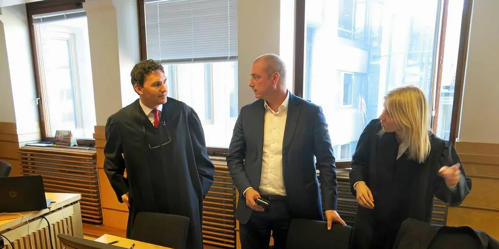 Sands OG NSL: Advokatfirmaet Sands representerte NSL i arbeidsrettssaken mot Frode Reppe. På bildet NSL-sjef Robert Eriksson flankert av Sands-advokatene Eirik Edvardsen og Stina Eriksson i Sør-Trøndelag tingrett i april 2018.Foto: Agnar Berg