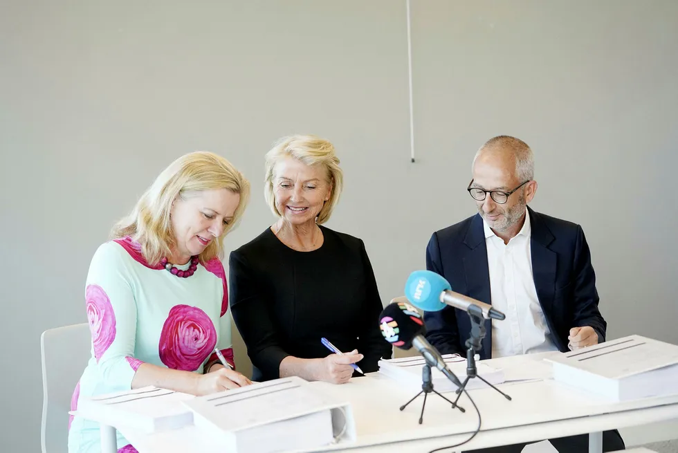 Styreleder i SJ-Norge, Berit Kjøll jernbanedirektør Kirsti Slotsvik og direktør i SJ Thomas Silbersky undertegner trafikkavtalen mellom SJ Norge og Jernbanedirektoratet.