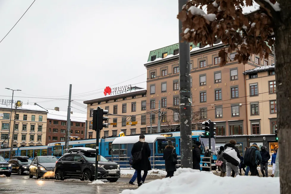 Storbritannia vil svarteliste kinesiske selskaper som Huawei fra utbyggingen av 5G-nettet. Nå raser diskusjonen om Norge bør gjøre det samme.