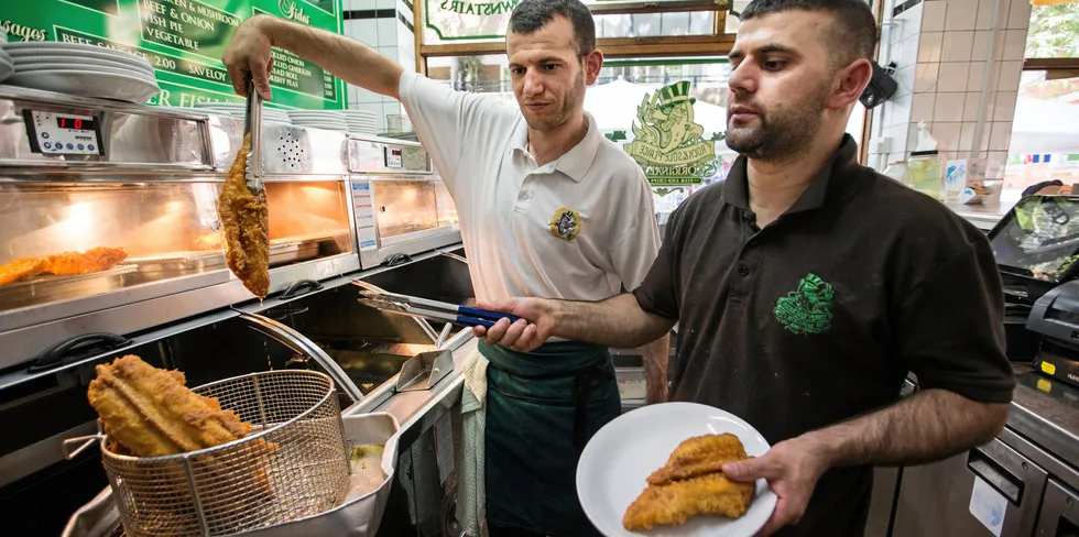 Britisk Fish & Chips-bransje sliter med høye priser på hvitfisk og dårligere økonomi for briter flest.