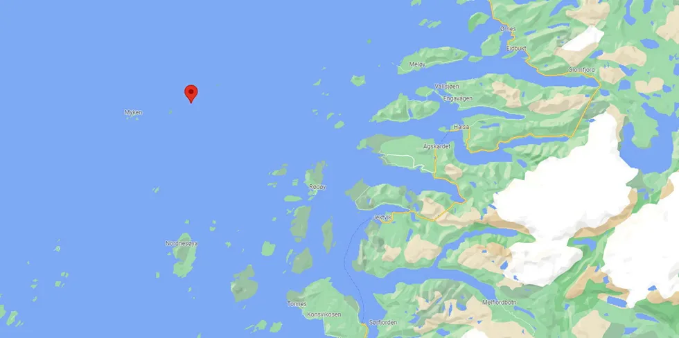 Mowis lokalitet Kjølsøyvær ligger i Rødøy kommune. Selskapet hevder å tape store summer om statsforvalteren gjennomfører sitt varsel om å trekke tilbake utslippstillatelsen selskapet fikk.