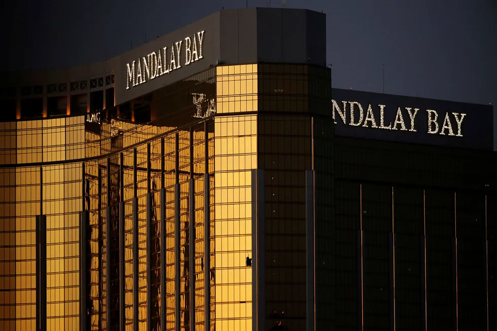 Fra de knuste vinduene på kasinohotellet Mandalay Bay skal Stephen Paddock ha skutt og drept 59 mennesker. Foto: John Locher/AP photo/NTB scanpix