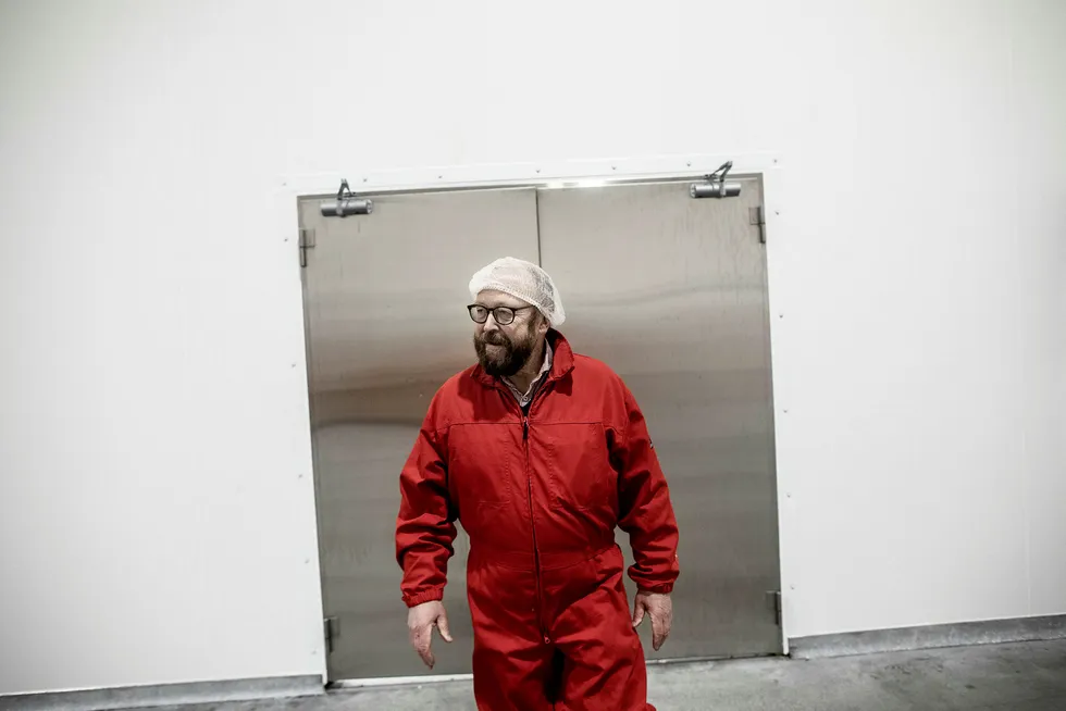 Administrerende direktør Carl-Erik Arnesen er oppgitt over at fiskeriminister Harald T. Nesvik krever ny runde i retten for å stanse milliardprosjekt.