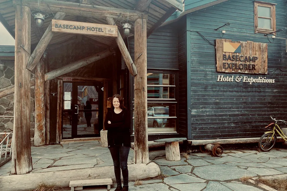 Renate Pedersen, daglig leder på Basecamp Hotel i Longyearbyen, stenger dørene over helgen. Det gjør også flere av de andre overnattingsbedriftene som følge av kraftig inntektssvikt.