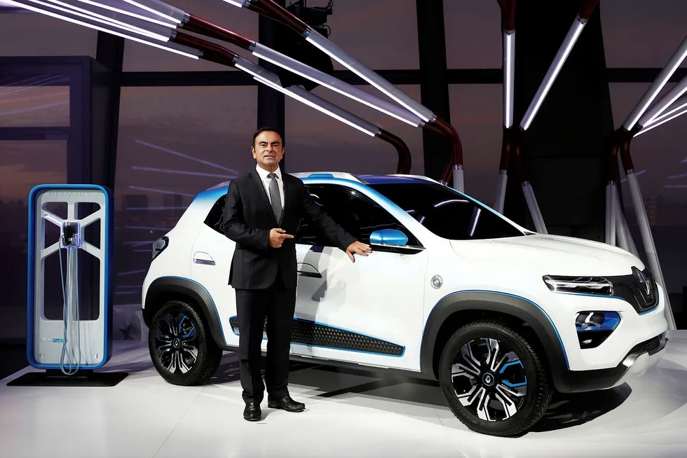 Bedrageritiltalte Carlos Ghosn har gått av som toppsjef i Renault.