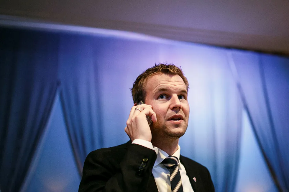 Kjell Ingolf Ropstad, her med det som ser ut til å være avgiftsfritt vann, eventuelt vann med smak og lavt sukkerinnhold, som KrF ønsker å senke avgiften for. Foto: Nicklas Knudsen