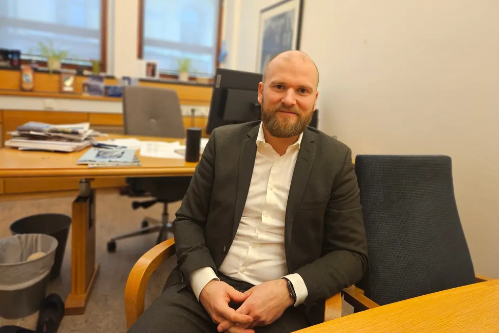 Willfred Nordlund (Sp) leder Stortingets næringskomite. Her på sitt kontor.