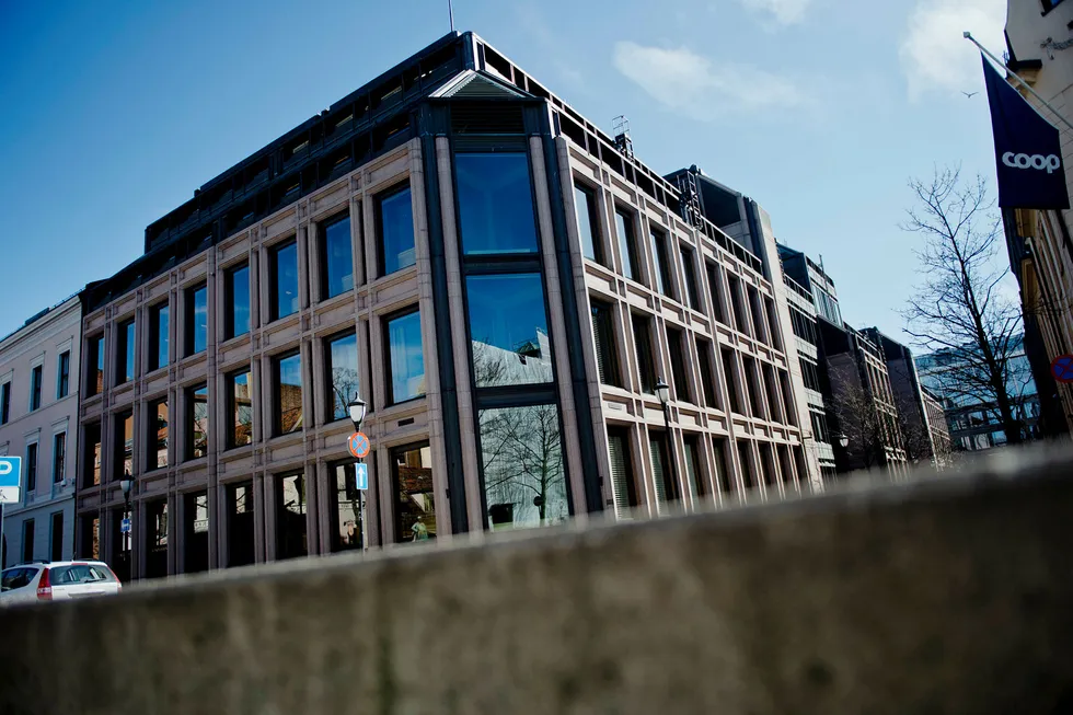 «Norges Bank har selv sagt at den enkelte ganger har lent seg litt mot vinden, i motsetning til Sveriges Riksbank, som nå holder negative renter for å få opp inflasjonen. Jeg mener strategien til Norges Bank virker fornuftig, skriver kronikkforfatteren. Foto: Fartein Rudjord