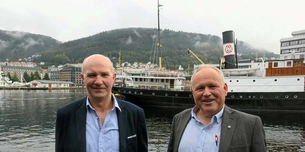 BLIR HØRT: Fiskebåtrederne Helge Vikshåland (t.v.) og Valter Rasmussen, mener samarbeidet med oljenæringen kunne vært bedre.Foto: Kjersti Sandvik