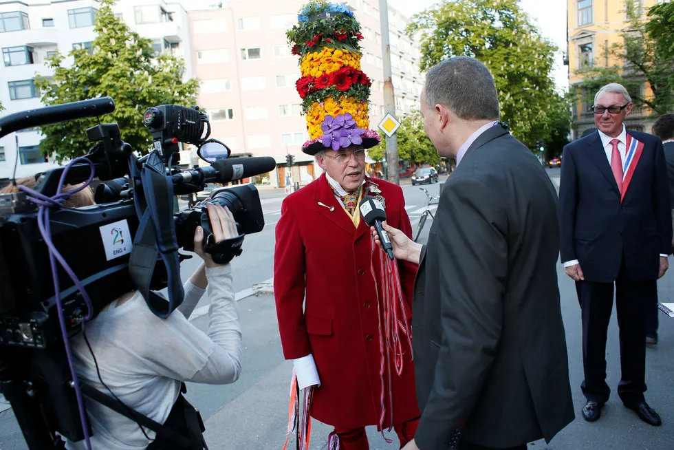 Finn Schjøll har selv en liten eierandel i butikkjeden som nå er konkurs. Her er han på vei inn til Petter Stordalens fest i 2014.
