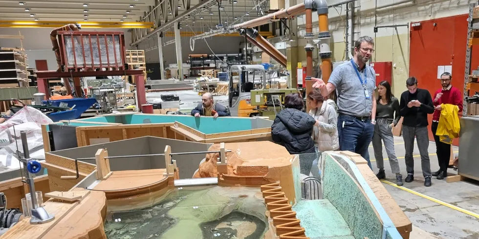 Vannkraftlaboratoriet på NTNU har de siste årene huset kontoret til FME-en HydroCen (Norwegian Research Centre for Hydropower Technology). Her professor Leif Lia under en omvisning på senteret.
