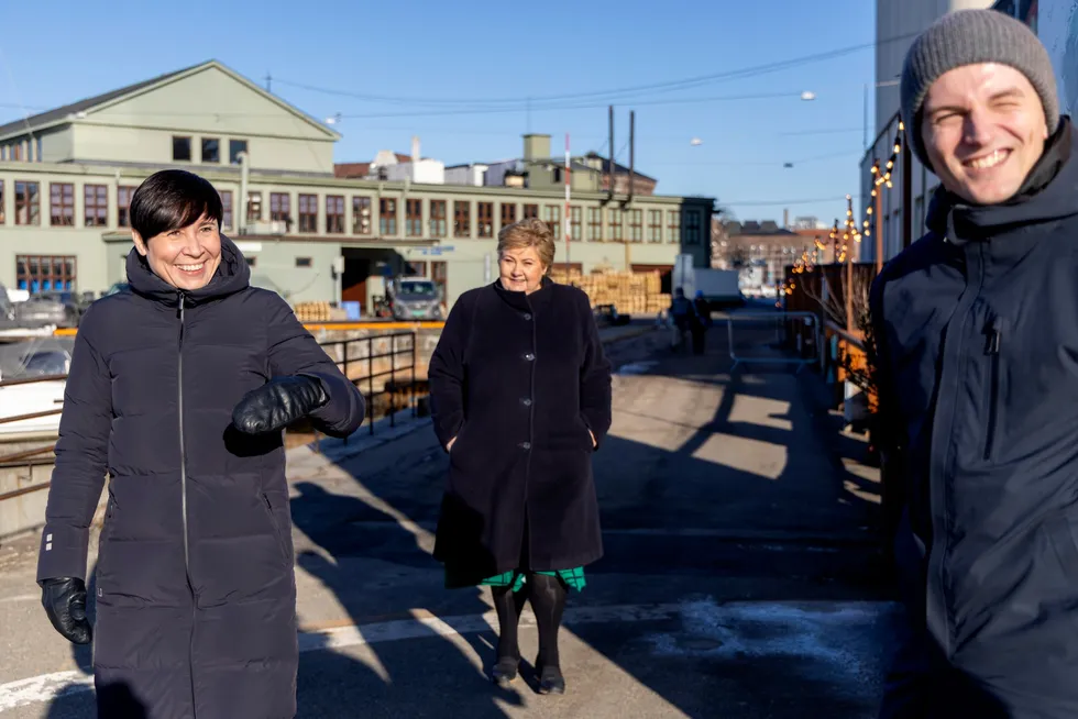 Høyres utenrikspolitiske talsperson Ine Eriksen Søreide, Høyre-leder Erna Solberg og Unge Høyre-leder Ola Svenneby mener Norge har stilt seg i en unødig dårlig posisjon overfor EU med tanke på den tollskvisen vi kan komme i.