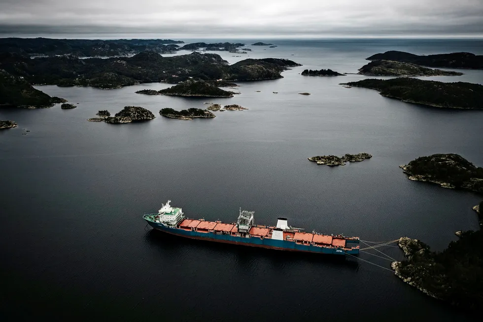 «Harrier» ble stoppet på vei ut av Norge i 2017, da norske myndigheter mistenkte at skipet skulle smugles ut til strandhugging i Pakistan. Skipet lå lenge i arrest i Spindsfjorden utenfor Farsund.