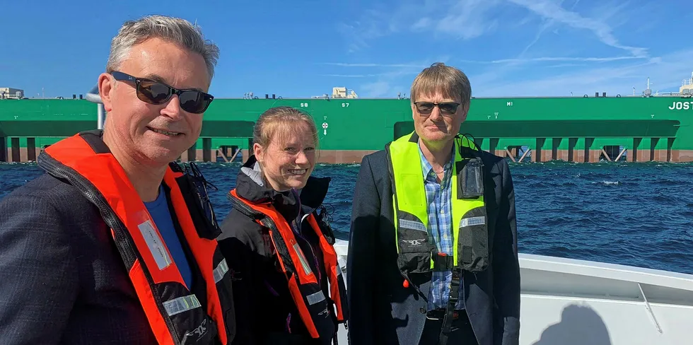 Fisker- og sjømatminister Odd Emil Ingebrigtsen besøkte Havfarmen før helgen. Her er han avbildet med tidligere daglig leder i Nordlaks Inge Berg og datteren hans Therese Berg.