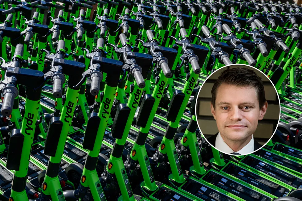 Peter Frølich (H, innfelt) rykker ut til støtte for Ryde. Bildet er tatt i forbindelse med elsparkesykkelselskapets ankomst til Oslo.