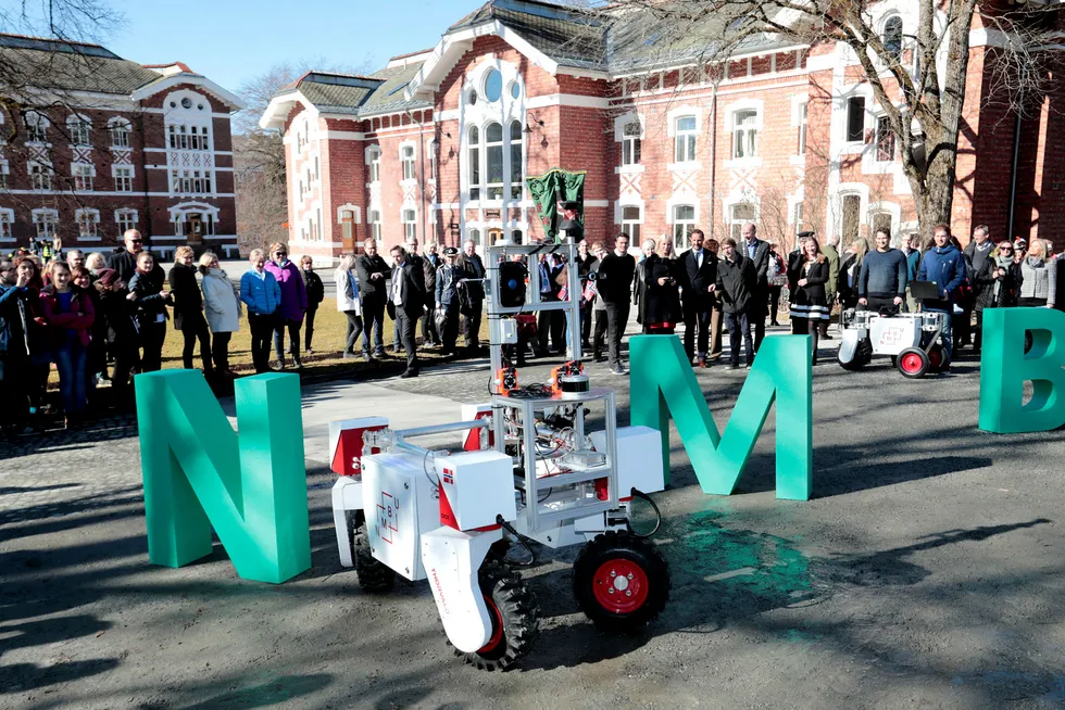 Det første autonome kjøretøyet i Norge blir ikke en bil, men landbruksroboten Thorvald, skriver artikkelforfatteren. Her tester kronprinsesse Mette Marit og kronprins Haakon roboten under et besøk ved Norges miljø- og biovitenskapelige universitet i Ås.
