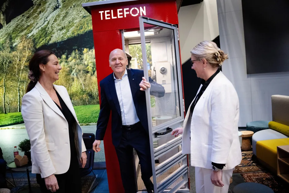 Birgitte Engebretsen (fra venstre), Sigve Brekke og Tone Hegland Bachke legger frem resultatet for Telenor. En telefonkiosk med bøker er i deres lokaler.