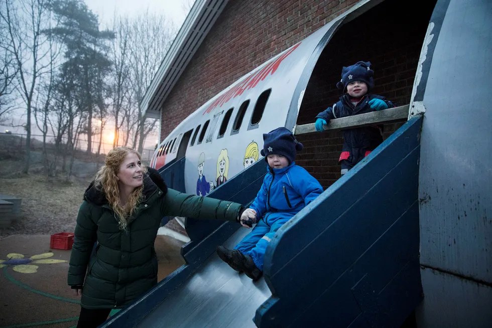 Marianne Bay Næss mener man på Østlandet ikke helt har forstått hvor stor nedturen i oljenæringen er. I julen var hun på besøk hos svigerforeldre på Manglerud i Oslo sammen med sønnene Nils (til venstre) og Mats. Foto: Per Thrana