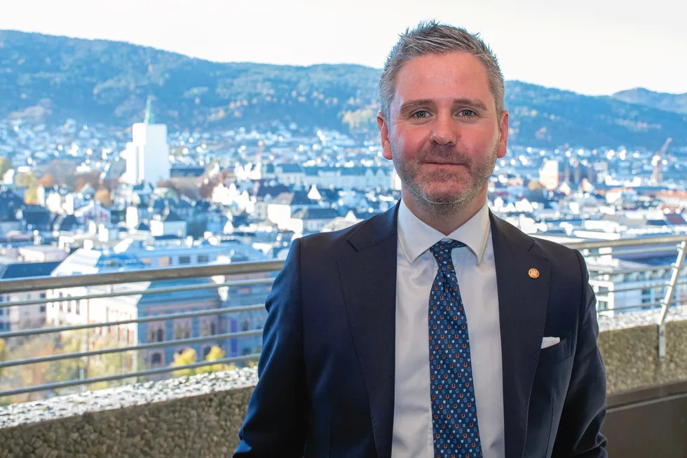 Finansbyråd Eivind K. Nævdal-Bolstad (H) er den som fronter saken om valg av nytt styre til Eviny.