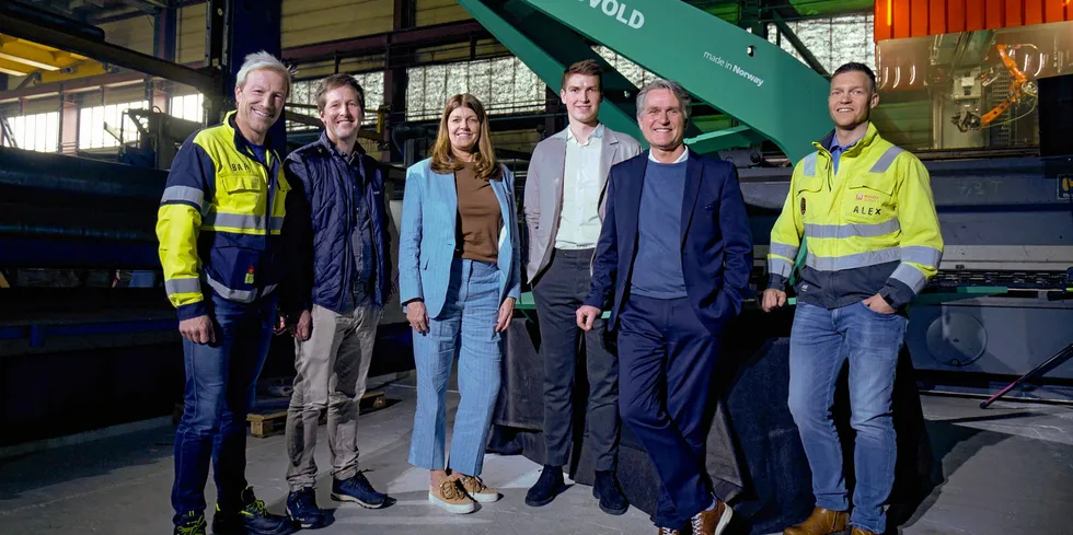 Fra venstre Bjørn Audun Risøy (daglig leder Momek Løvold og Momek Invest), Gjermund Olsen (produksjonsleder Kvarøy Fiskeoppdrett), Ellisiv Løvold (leder for marked, relasjon og utvikling Løvold Solution), Johan André Løvold (produksjonsleder Selsøyvik Havbruk), André Løvold (konsernsjef Løvold Solution og styreleder Momek Løvold), Alexander Johansen (driftssjef i Momek Group).