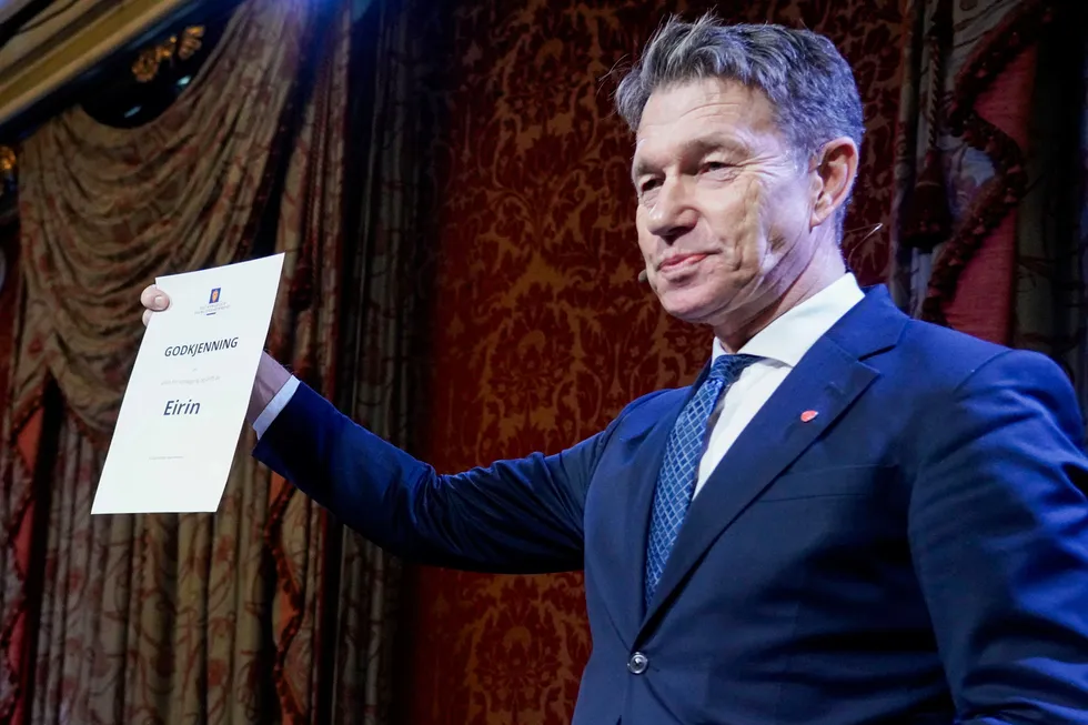 Energiminister Terje Aasland får en ny utbyggingsplan for norsk sokkel tirsdag. Her vifter han med godkjennelsen for en annen plan tidligere i år.