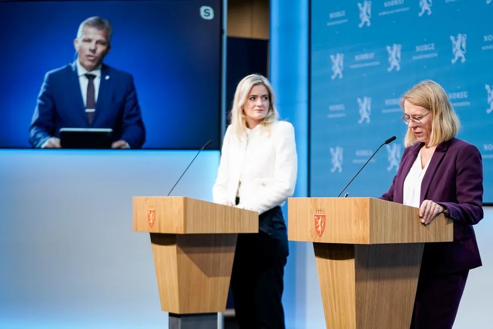Fiskeri- og havminister Bjørnar Skjæran, justis- og beredskapsminister Emilie Enger Mehl og utenriksminister Anniken Huitfeldt da de la frem innskrenkinger i havnetilgangen for russiske fiskerifartøy.