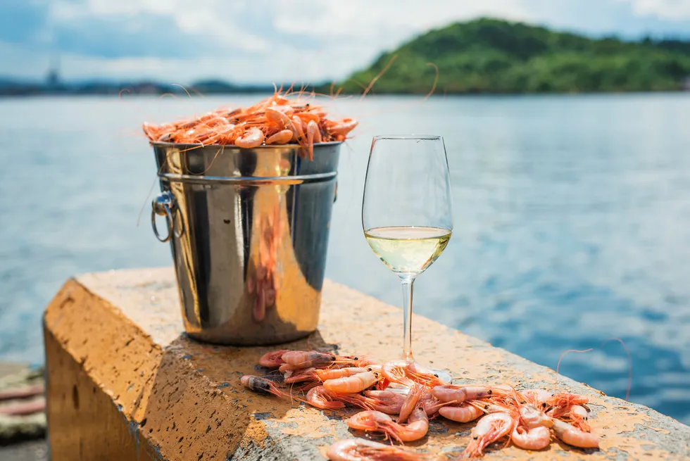 Merverdien er en høyst subjektiv størrelse. Personlig verdsetter jeg nykokte reker med en kald pils svært høyt, mens verdsettingen av daggamle ditto servert med hvitvin er nær null. Andre, med ellers uklanderlig vandel, kan ha det omvendt. Foto: Luca Kleve-Ruud