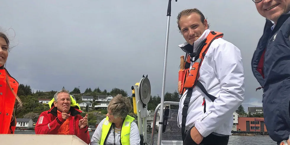 Emil Eidesvik (nummer to fra høyre) sammen med fiskeriminister Odd Emil Ingebrigtsen og søster Madeleine Eidesvik tidligere i sommer.