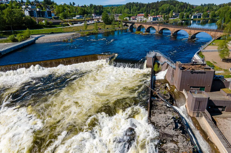 Dronebilder av vårflommen i Hønefossen i 2024.