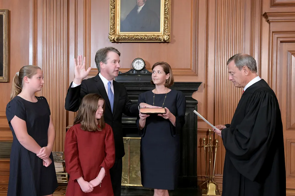Brett Kavanaugh ble søndag sverget inn som ny dommer for USAs høyesterett, av høyesterettsdommer John Roberts. Kavanaughs kone Ashley stilte opp med medbrakt familiebibel, mens døtrene Liza og Margaret fulgte spent med.