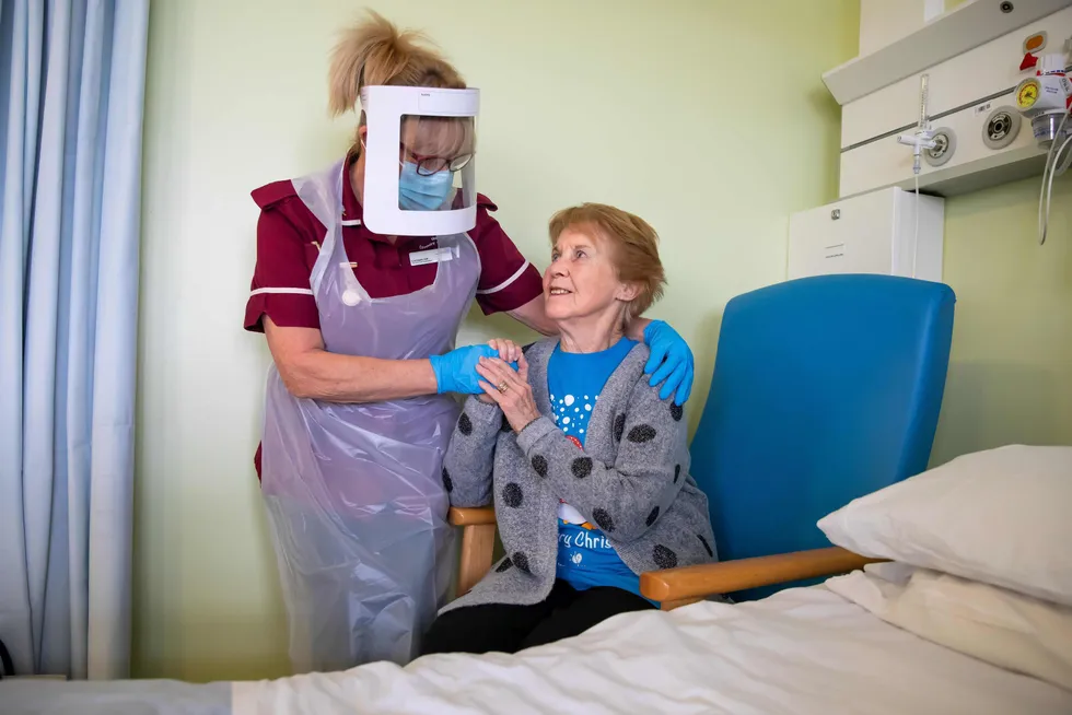 Margaret Keenan (90) fikk denne uken som den aller første en dose av Pfizer/Biontechs vaksine mot covid-19 knapt ett år etter at verden ble klar over koronavirusets eksistens. Det er ny rekord med god margin.