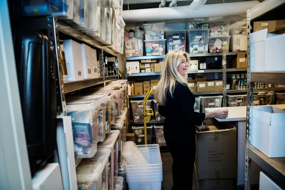 Gründer Annika Bjørling i Elle Basic, i det «hemmelige rommet» hun kaller et lager fullt av vareprøver. Her kan bedriften hente frem ting for å få inspirasjon til nye produkter.