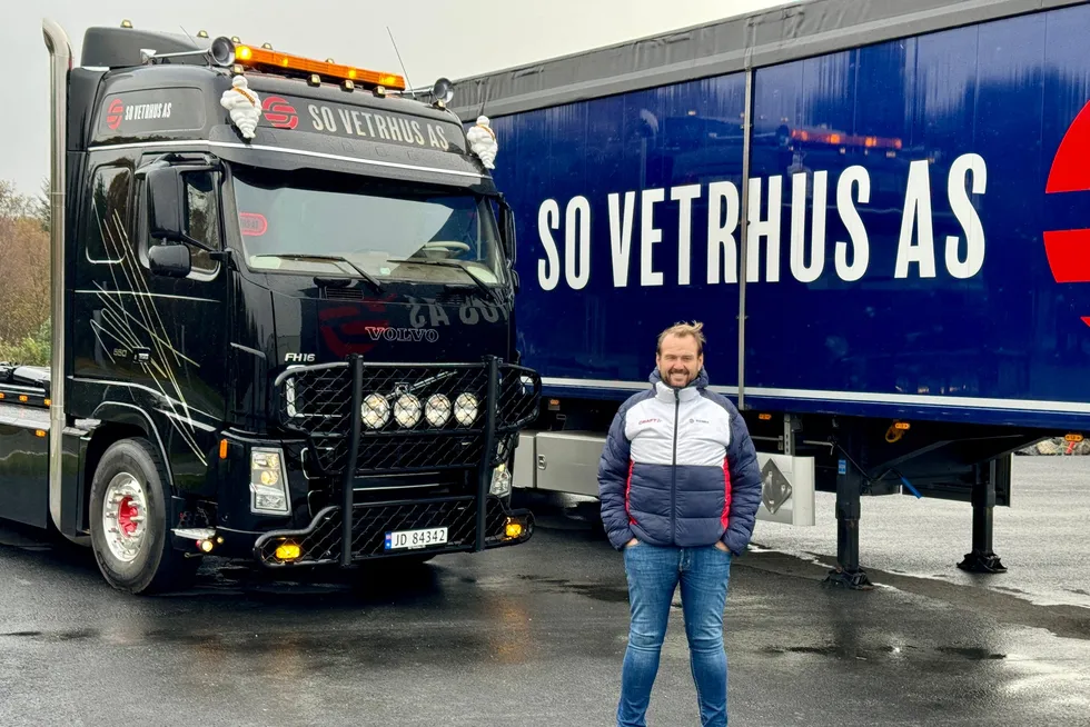 Fredag ettermiddag var konkursen et faktum for Sørum Transport. Eier Svein Ove Vetrhus anslår i en epost til de ansatte at han selv taper 200 millioner kroner på konkursen.