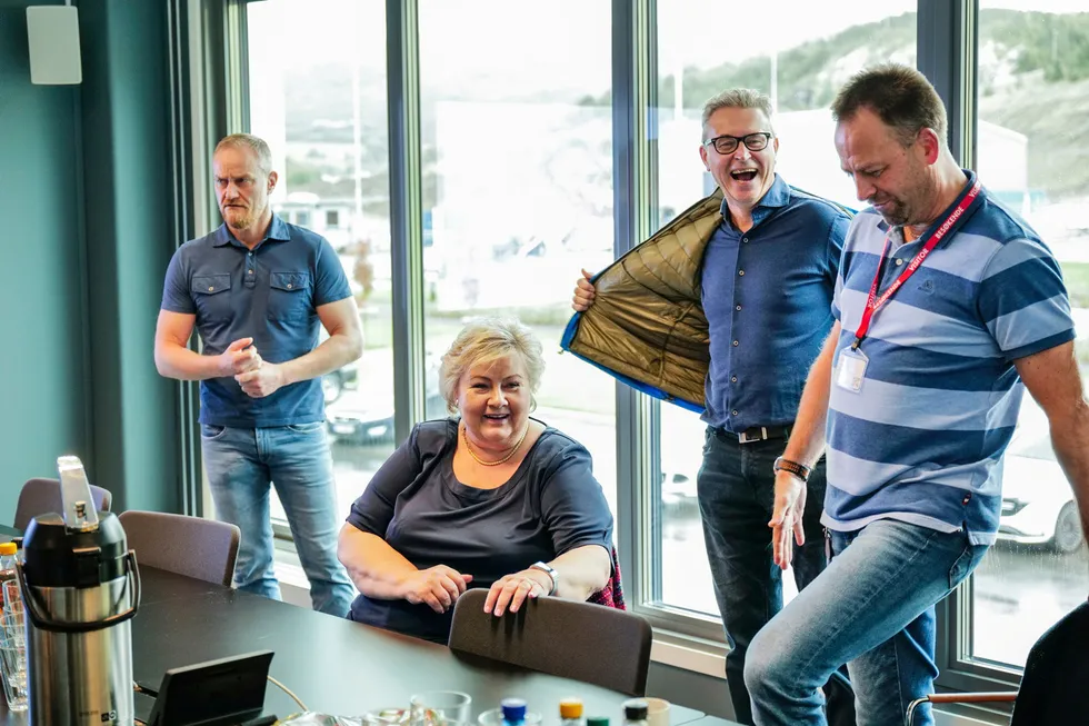 Høyre-leder Erna Solberg er på Nord-Norge-turné. Her med lakseoppdretter Geir Wenberg (fra venstre), ordførerkandidat for Høyre i Bodø, Odd Emil Ingebrigtsen, og sittende varaordfører i Fauske for Høyre, Ronny Borge.