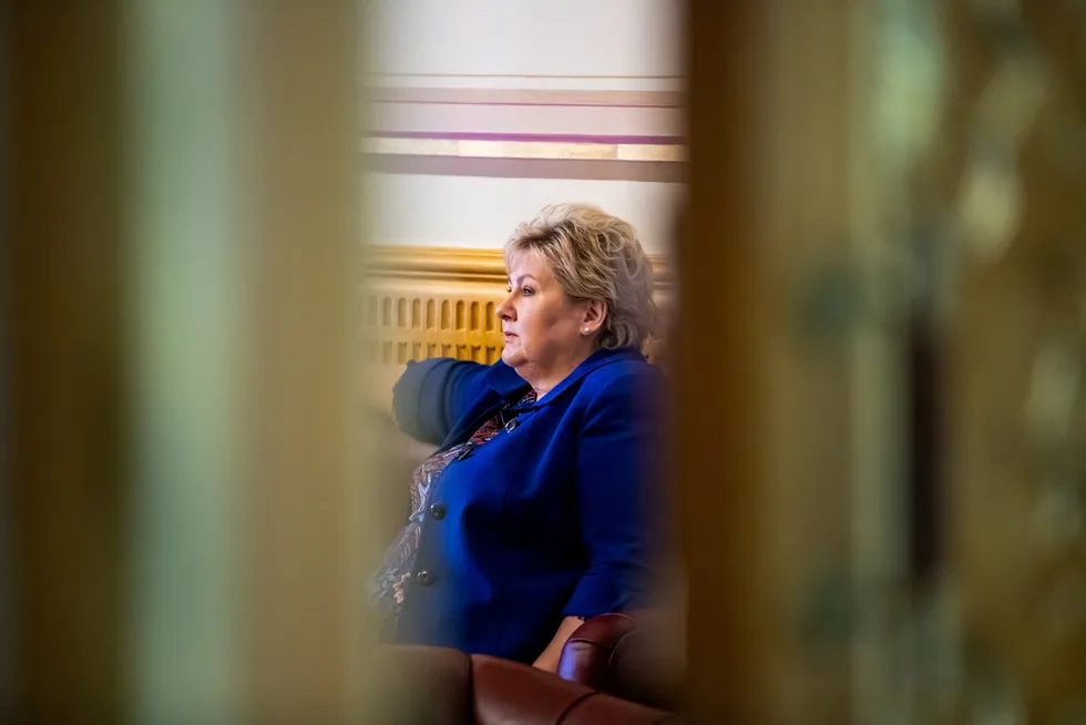 Høyre-leder Erna Solberg sier hun må vurdere om hun har krefter til å gjenoppbygge tillit.