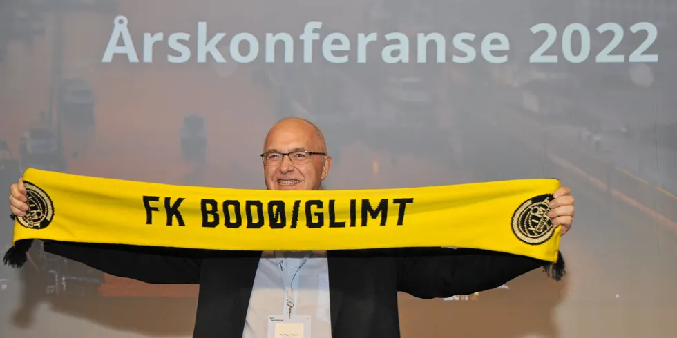 Styreleder Paul Birger Torgnes i Sjømat Norge ledet allsangen «Ja, vi elsker Bodø/Glimt» -- til tross for at han bor i Trondheim der det fins et annet fotballag.