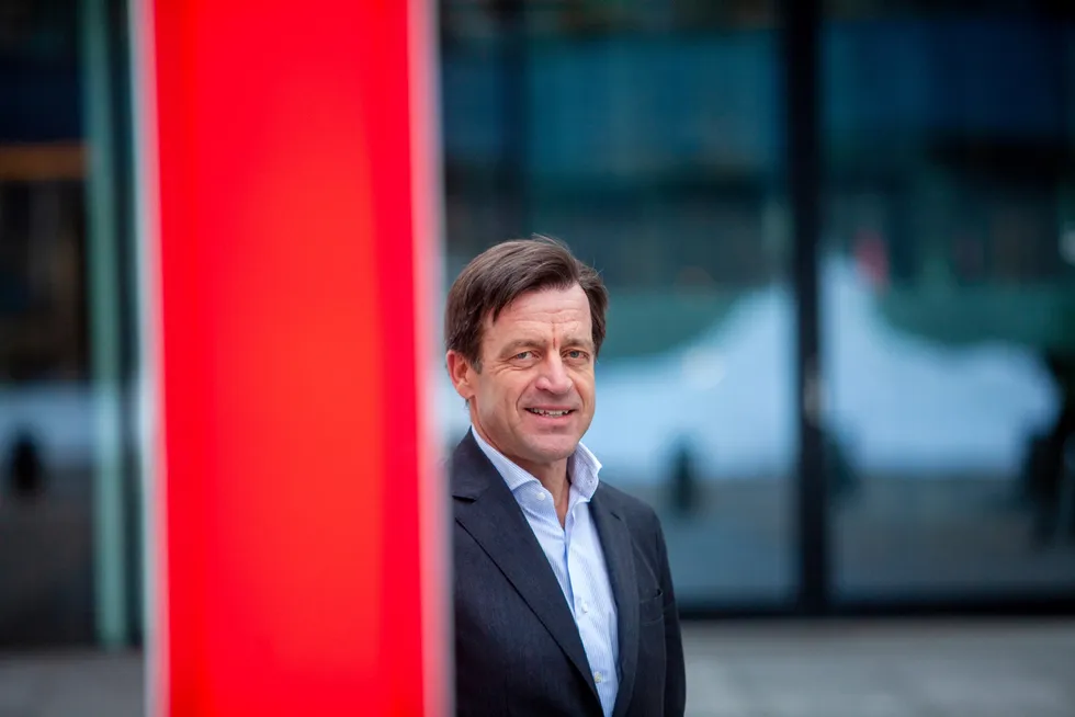 Hans Henrik Klouman var i åtte år juridisk direktør i Equinor. Nå saksøker han selskapet. I retten vil Kloumans advokater be flere Equinor-topper å vitne, deriblant tidligere konsernsjef Eldar Sætre og nåværende styreleder Jon Erik Reinhardsen.