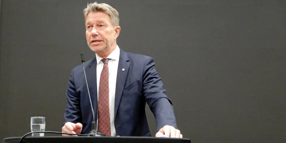Det blir en travel dag for energiminister Terje Aasland mandag. Han vil få over 80 forslag fra opposisjonen på Stortinget.