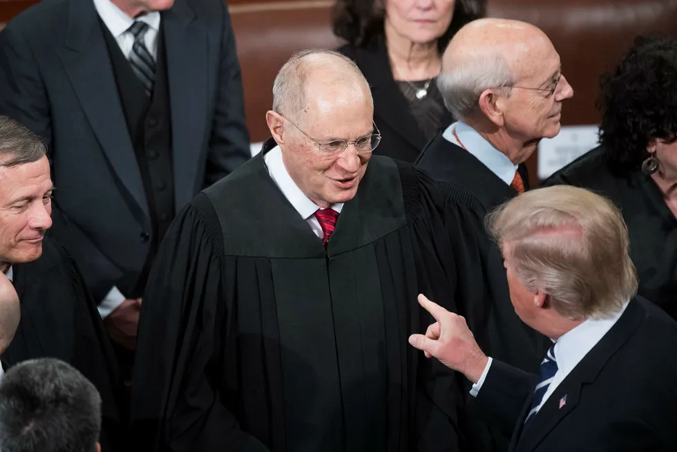 Når dommer Anthony Kennedy nylig meldte at han går i pensjon til høsten, økte frykten for at Donald Trump vil sørge for en konservativ dominans i USAs høyesterett. Det har fått noen demokrater til å børste støv at en gammel Roosevelt-tanke, såkalt rettsstapping. Det er en dårlig ide, skriver artikkelforfatteren. Foto: Tom Williams/Getty