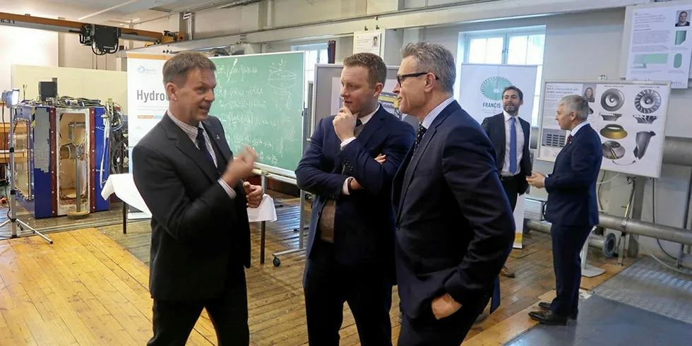 Statssekretær i OED, Odd Emil Ingebrigtsen (til høyre) og direktør Conner Prochaska fra US Department of Energy får en omvisning på Vannkraftlaboratoriet til FME HydroCen av senterdirektør Ole Gunnar Dahlhalug (til venstre).